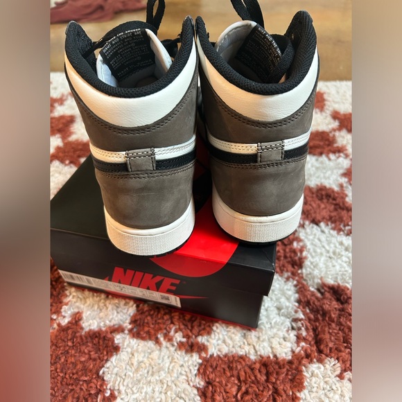 Jordan 1 Retro High Dark Mocha size 7Y, only worn once in great condition - Picture 5 of 6